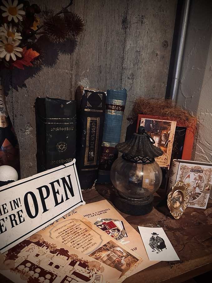 古書とランタン、OPENの看板
